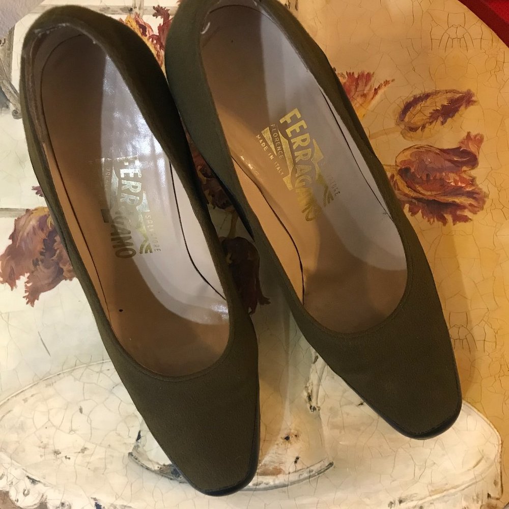 Ferragamo Olive/Black Pump -Size 8 - Picture 5 of 12